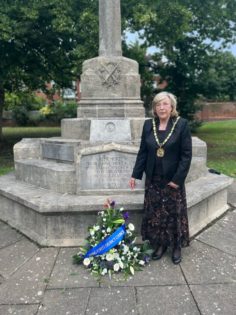 The Chairman of Council leaves a floral tributes for #HerMajesty at Epping War Memorial.